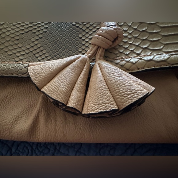 SIMPLY VERA WANG Elegant Tan Snake Skin Clutch with Bow Accent 12” L x 5.5” H - Picture 3 of 10